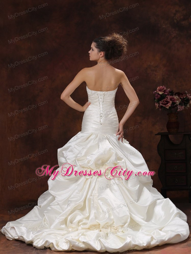 Ivory Pick-ups Flowers Wedding Dresses With Lace Decorated