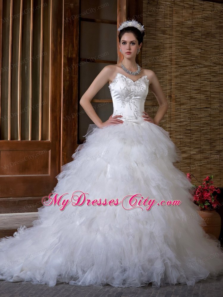 Sexy A-line Sweetheart Appliqued Organza Wedding Dress with Chapel Train