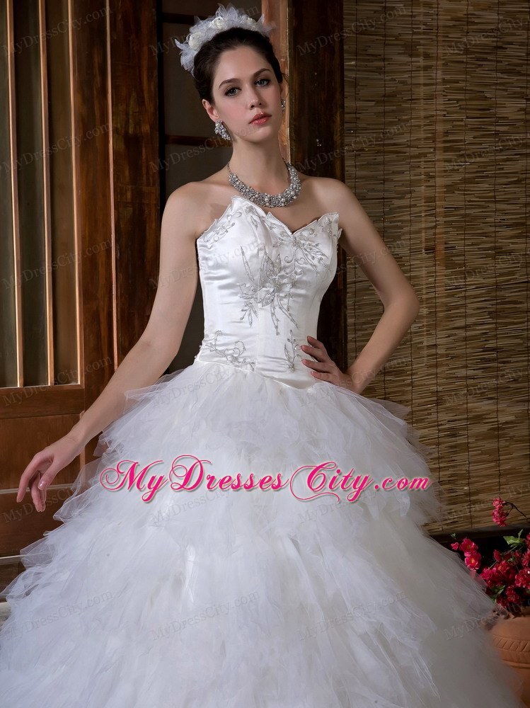 Sexy A-line Sweetheart Appliqued Organza Wedding Dress with Chapel Train