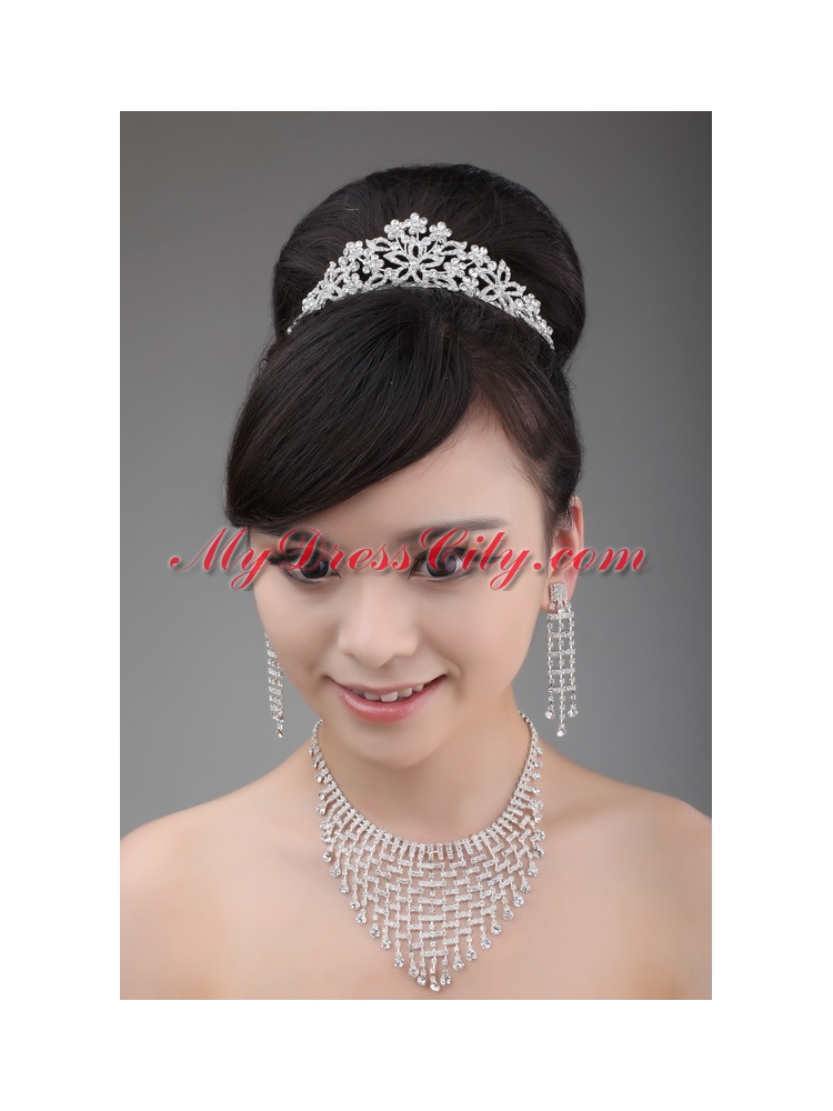 Luxurious Pearl and Alloy Dignified Ladies Tiara and Necklace