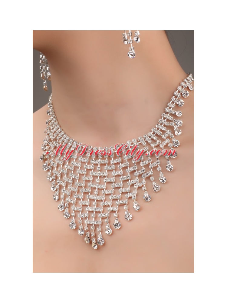 Luxurious Pearl and Alloy Dignified Ladies Tiara and Necklace