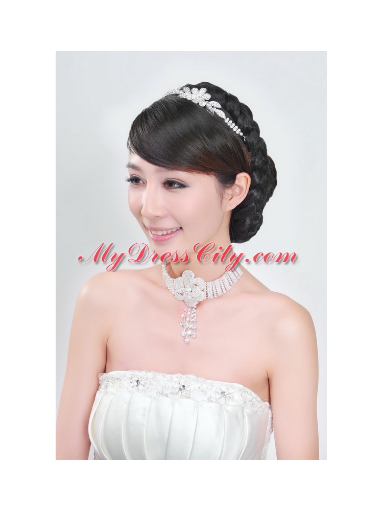 Shimmering Jewelry Set Including Necklace And Tiara