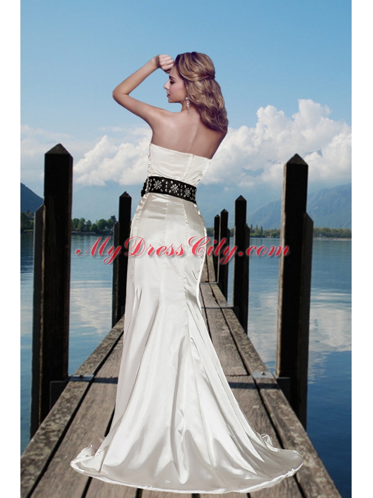 Simple Column Sweetheart Beading Wedding Dresses with Brush Train