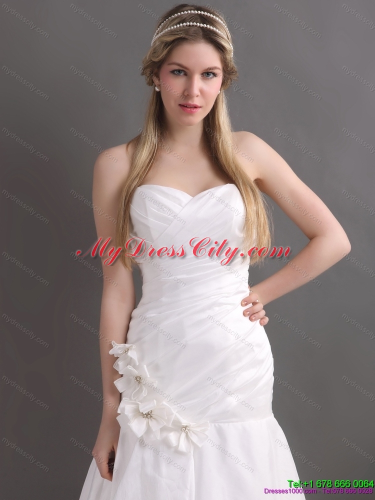 White Brush Train Sweetheart Ruching Wedding Dresses with Hand Made Flowers