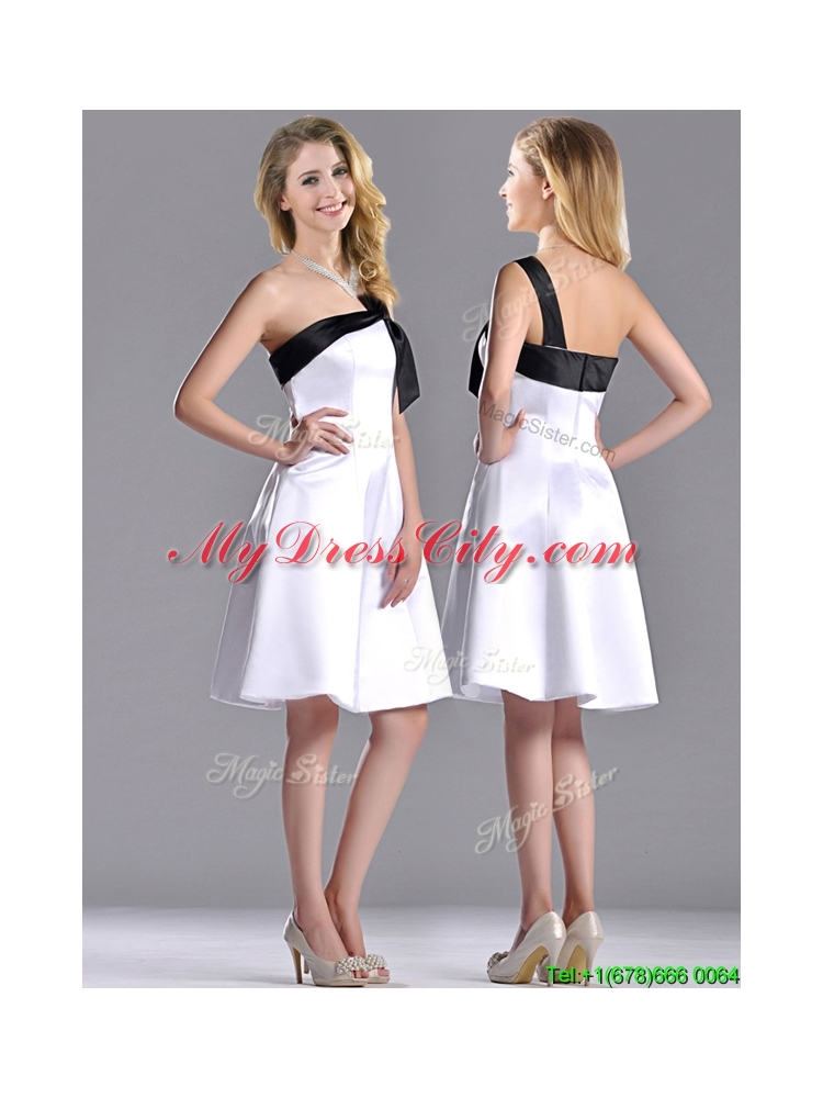 Exquisite One Shoulder Satin Short  Dama Dress in White and Black