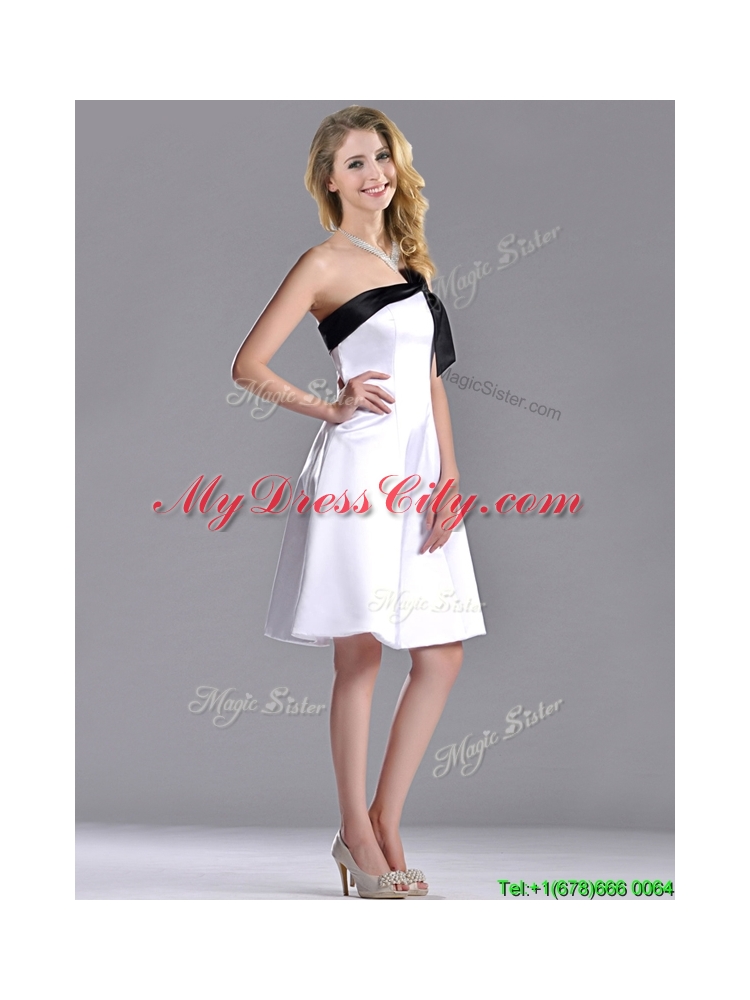 Exquisite One Shoulder Satin Short  Dama Dress in White and Black