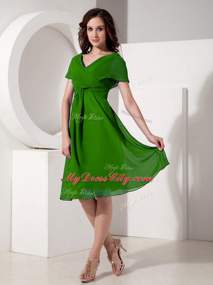 Fashionable Knee Length Green Mother of Groom Dress V-neck Short Sleeves Zipper