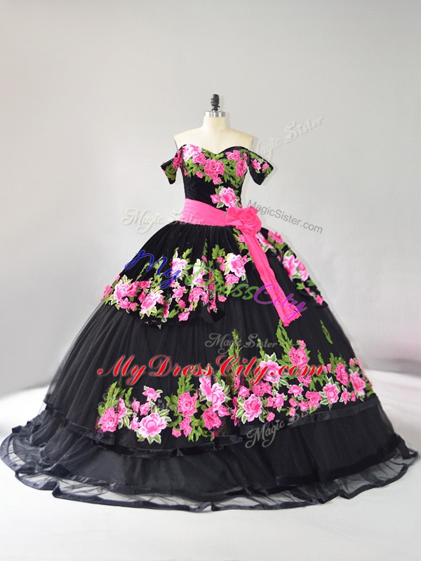 Noble Black Lace Up Off The Shoulder Embroidery Vestidos de Quinceanera Tulle Sleeveless Brush Train