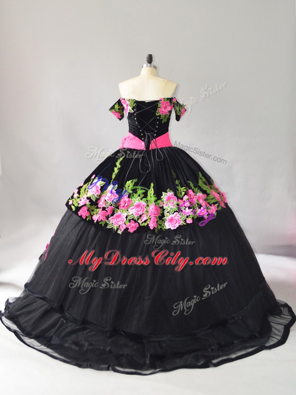 Noble Black Lace Up Off The Shoulder Embroidery Vestidos de Quinceanera Tulle Sleeveless Brush Train