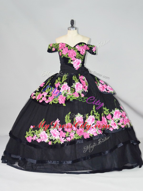 Noble Black Lace Up Off The Shoulder Embroidery Vestidos de Quinceanera Tulle Sleeveless Brush Train