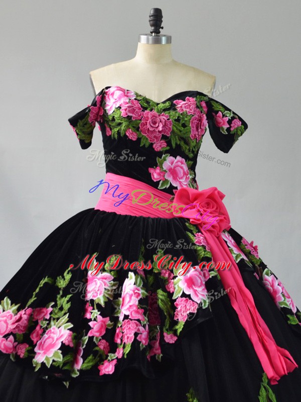 Noble Black Lace Up Off The Shoulder Embroidery Vestidos de Quinceanera Tulle Sleeveless Brush Train