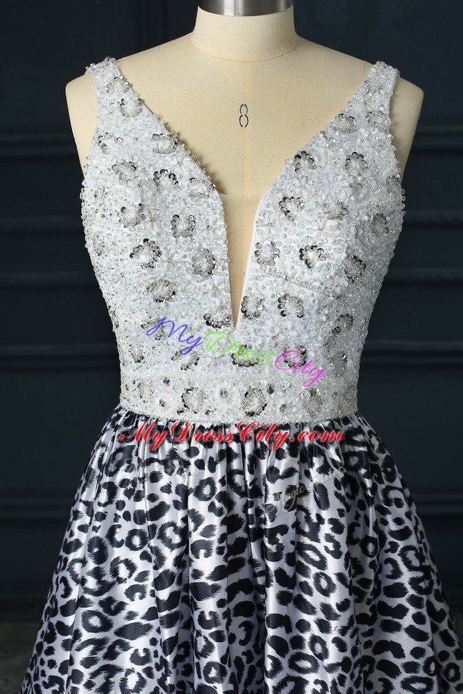 Low Price V-neck Sleeveless Prom Dresses Brush Train Beading White And Black Printed