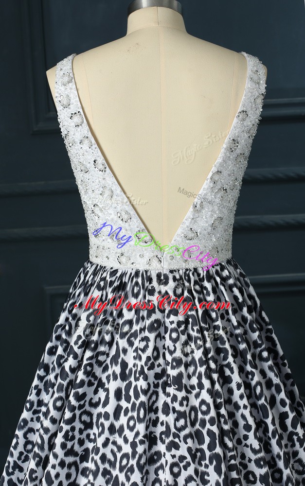 Low Price V-neck Sleeveless Prom Dresses Brush Train Beading White And Black Printed