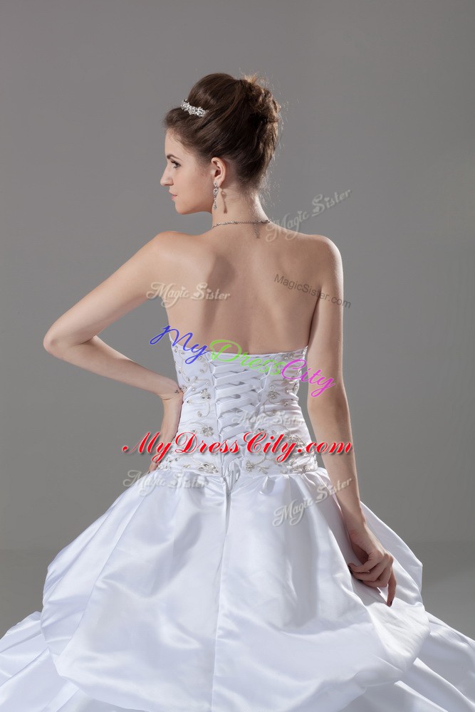 Embroidery and Pick Ups Wedding Gowns White Lace Up Sleeveless Brush Train