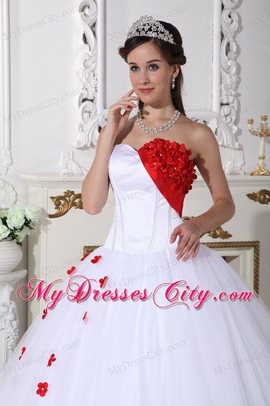 White Sweetheart Ball Gown Sweet 16 Dresses With Red Petals