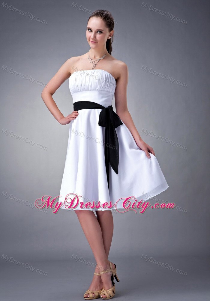 White Knee-length Strapless Damas Dresses for Quince with Black Sash