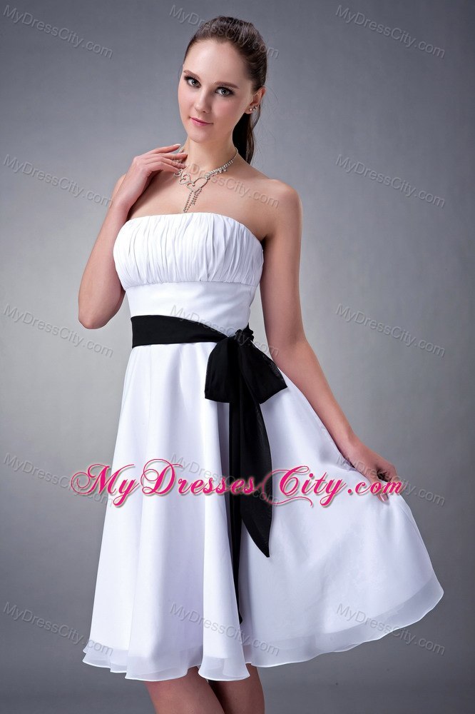 White Knee-length Strapless Damas Dresses for Quince with Black Sash