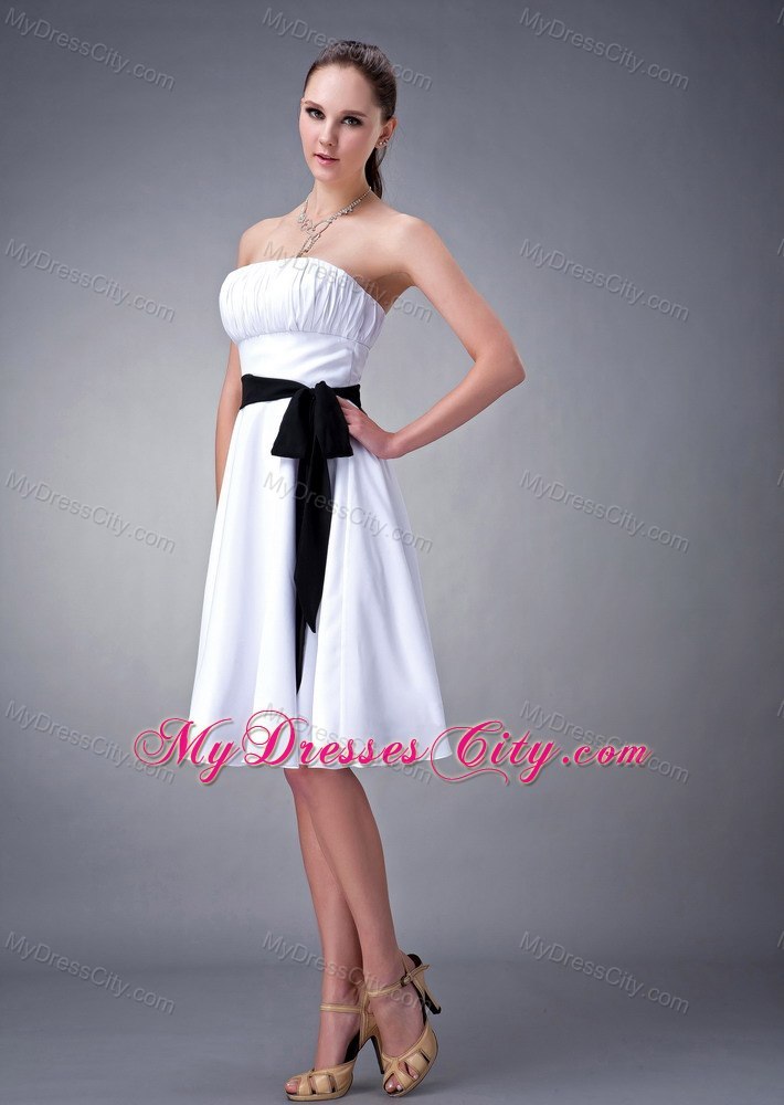 White Knee-length Strapless Damas Dresses for Quince with Black Sash