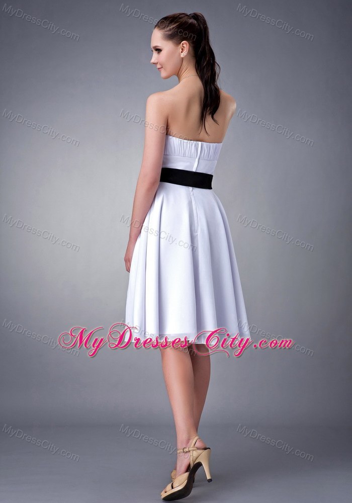 White Knee-length Strapless Damas Dresses for Quince with Black Sash