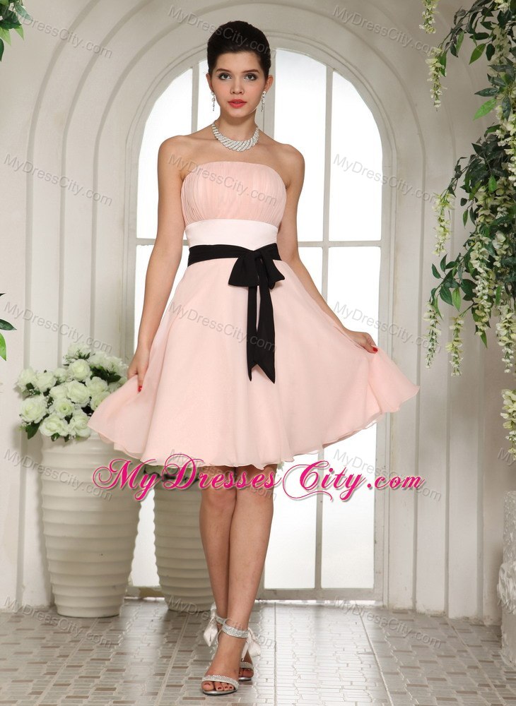 Baby Pink Knee-length Chiffon Quince Dama Dresses with Black Sash