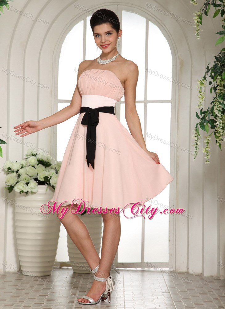 Baby Pink Knee-length Chiffon Quince Dama Dresses with Black Sash