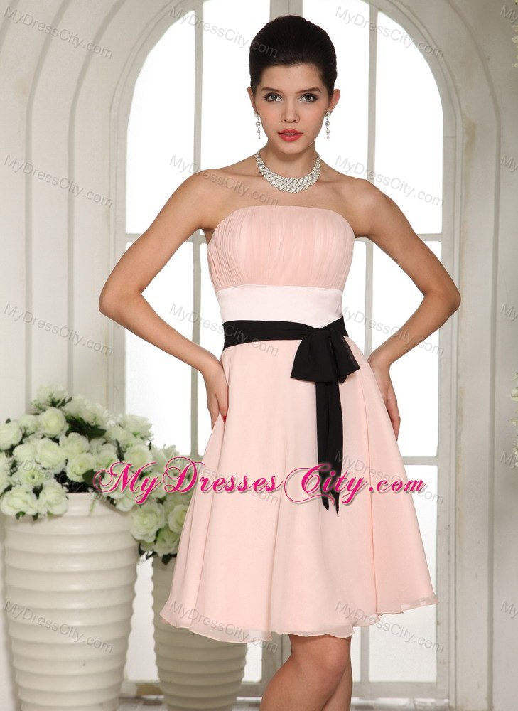 Baby Pink Knee-length Chiffon Quince Dama Dresses with Black Sash