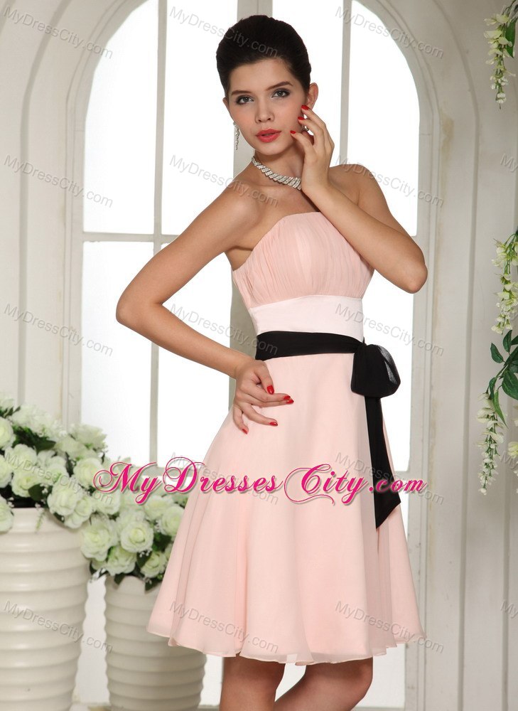 Baby Pink Knee-length Chiffon Quince Dama Dresses with Black Sash