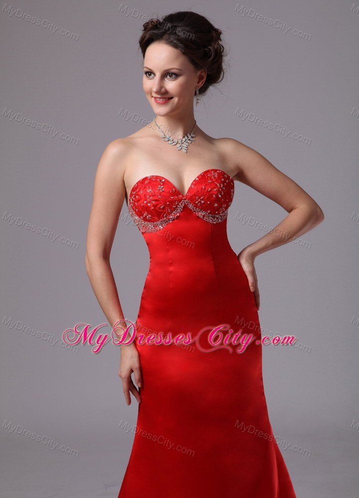 Red Appliques Decorate Sweetheart Evening Dress with Court Train