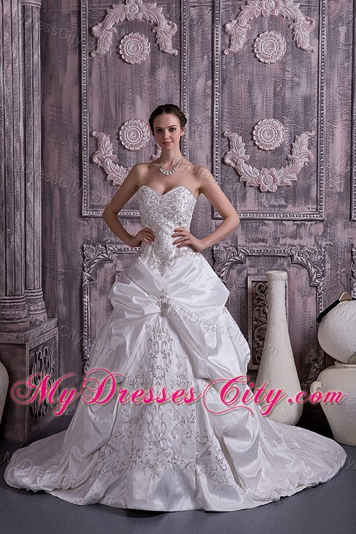 Sweetheart Embroidery Wedding Gowns with Pick-ups Chapel Train