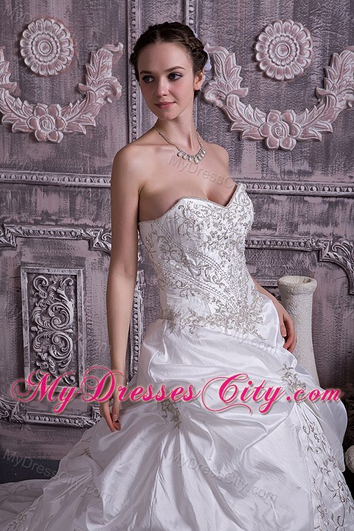 Sweetheart Embroidery Wedding Gowns with Pick-ups Chapel Train