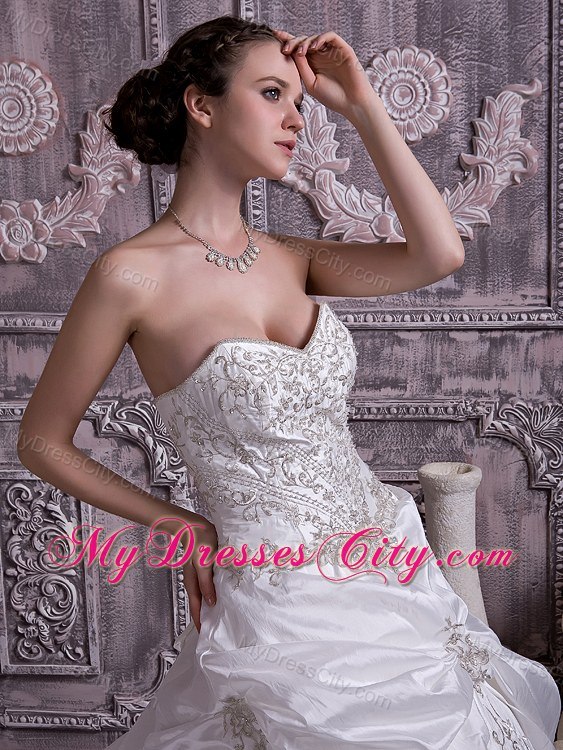 Sweetheart Embroidery Wedding Gowns with Pick-ups Chapel Train