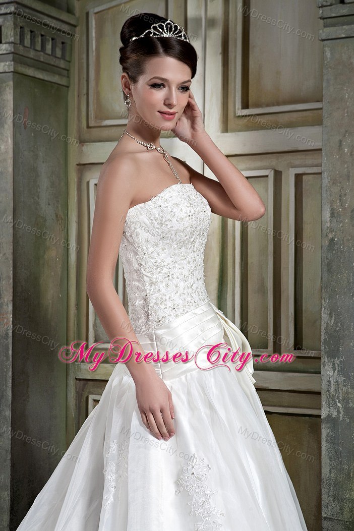 Strapless Chapel Train Appliques and Bowknot Wedding Dress