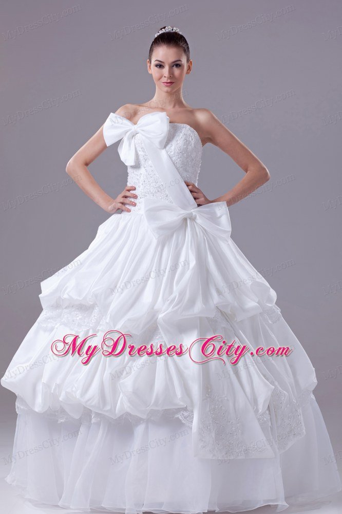 Gorgeous Bowknot Ball Gown Strapless bridal gown with Pick-ups