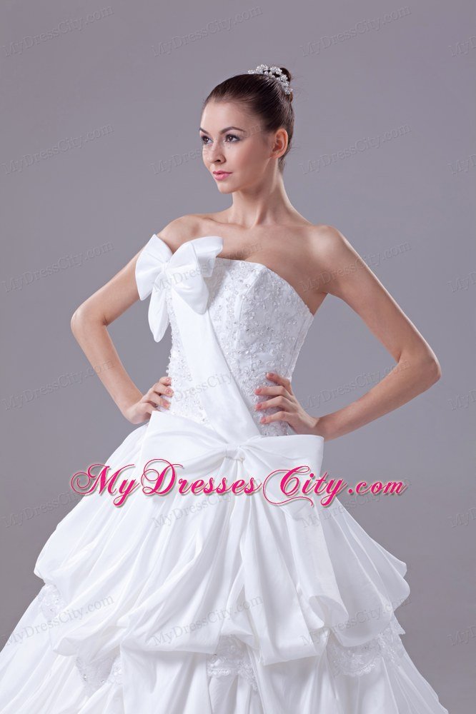 Gorgeous Bowknot Ball Gown Strapless bridal gown with Pick-ups