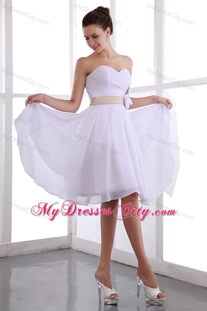 Sweetheart White Knee-length Chiffon Party Dress with Flower