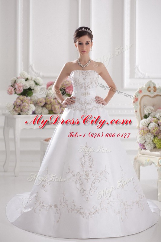 White Sleeveless Embroidery Zipper Wedding Dresses