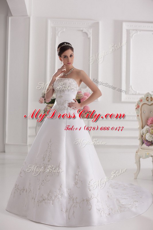 White Sleeveless Embroidery Zipper Wedding Dresses