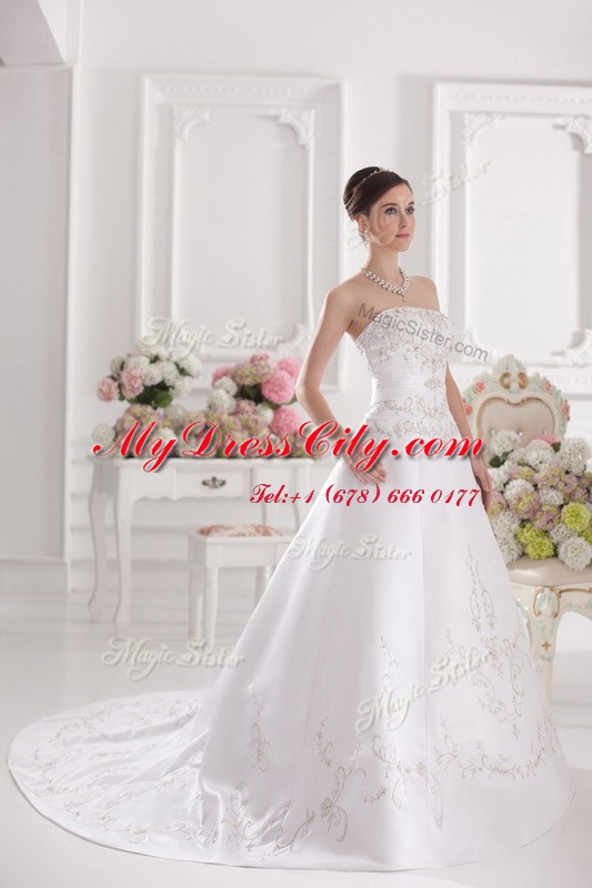 White Sleeveless Embroidery Zipper Wedding Dresses