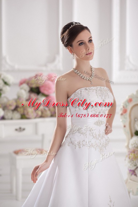 White Sleeveless Embroidery Zipper Wedding Dresses