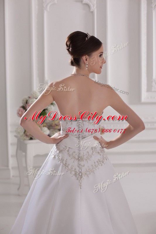 White Sleeveless Embroidery Zipper Wedding Dresses