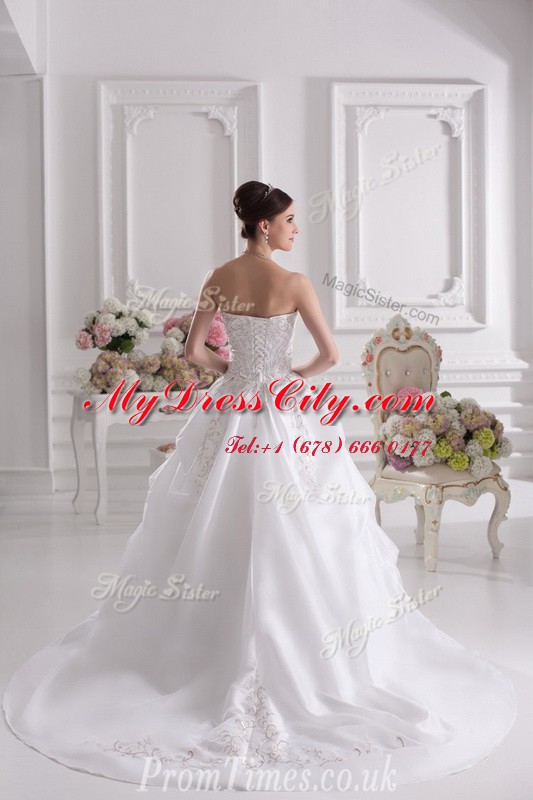 Hot Sale White Lace Up Sweetheart Lace and Embroidery and Pick Ups Wedding Gown Satin Sleeveless Court Train