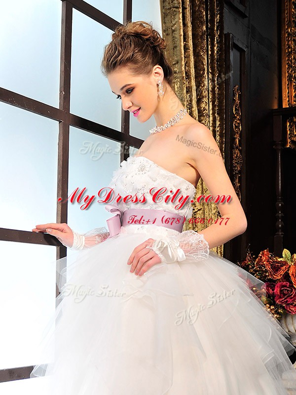 Fashionable Sleeveless Tulle Lace Up Wedding Gowns in White with Beading and Bowknot