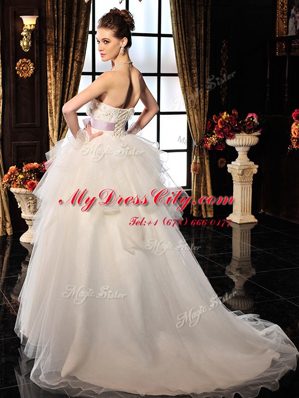 Fashionable Sleeveless Tulle Lace Up Wedding Gowns in White with Beading and Bowknot