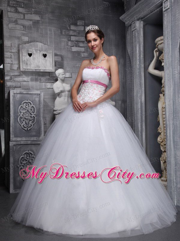 Elegant White Strapless Quinceanera Dress with Beading